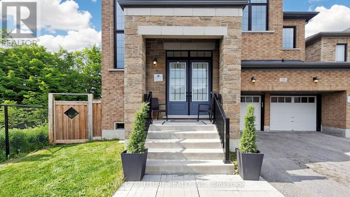 Property Photo:  18 Ken Betz Court  ON L4A 4P5 