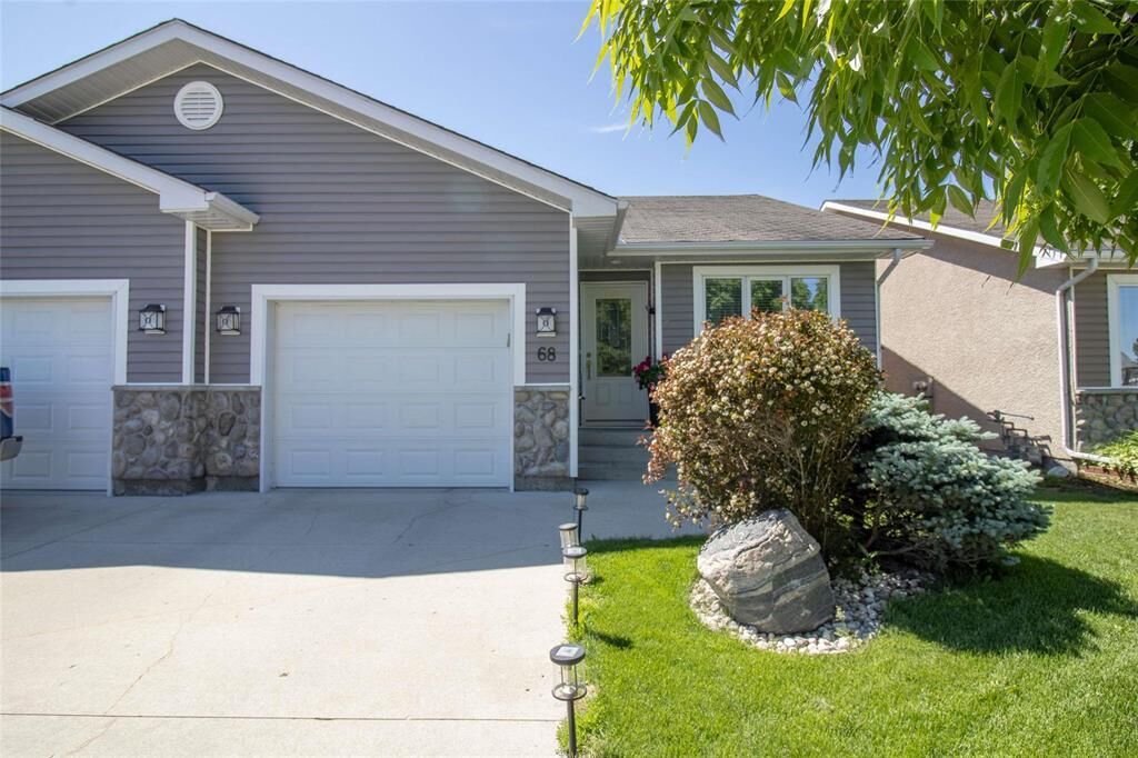 Property Photo:  68 Clearwater Avenue  MB R5G 0S7 