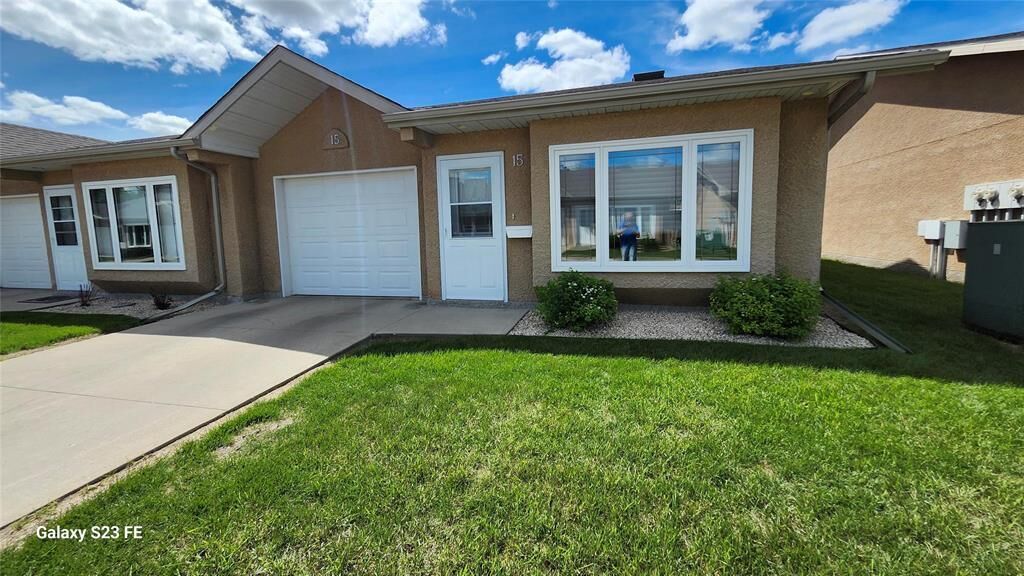 Property Photo:  30 Parkdale Drive  MB R7B 3C9 
