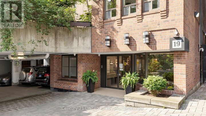 Property Photo:  19 Dundonald Street 202  ON M4Y 1K3 
