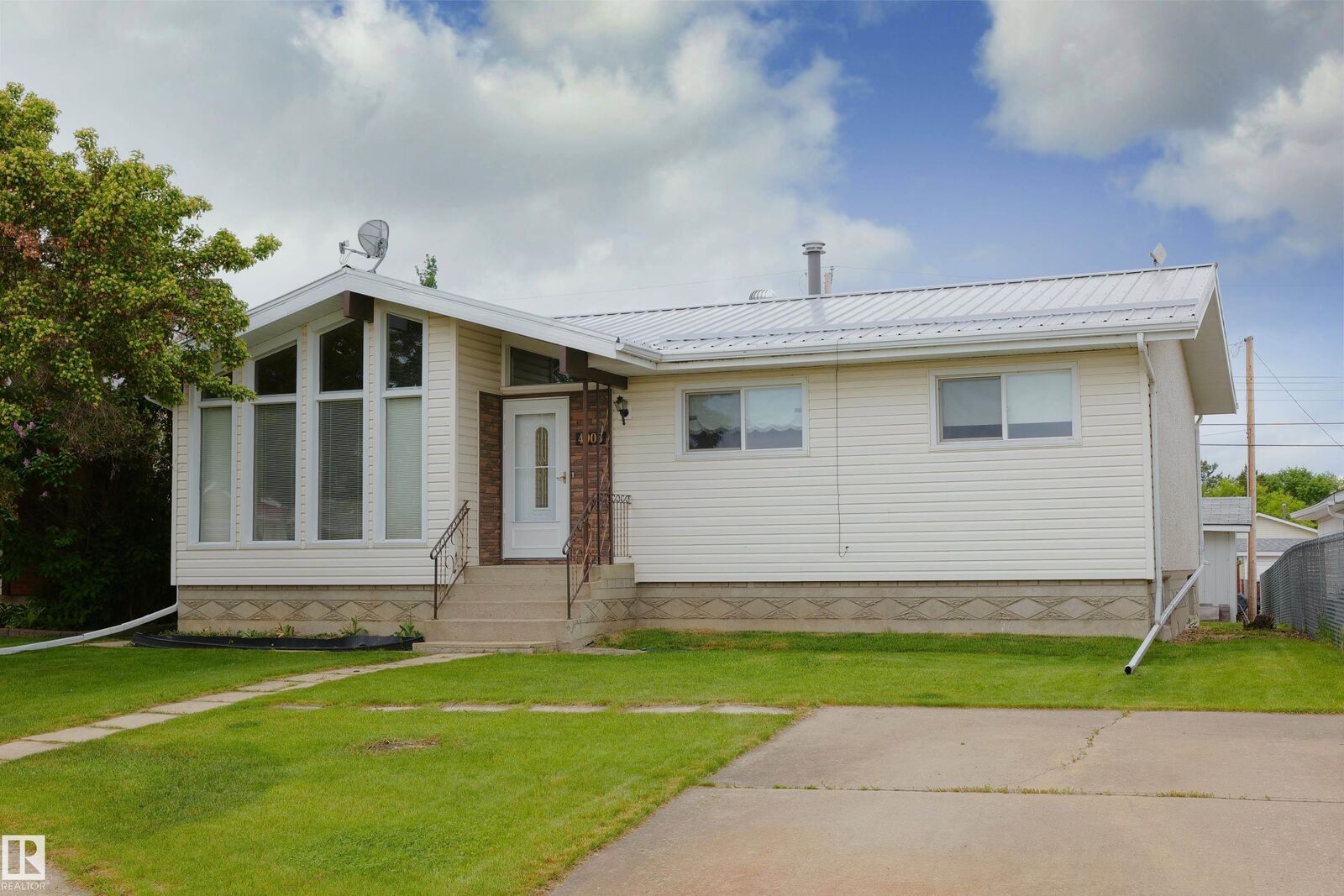 Property Photo:  4906 43A Street  AB T0G 0E0 