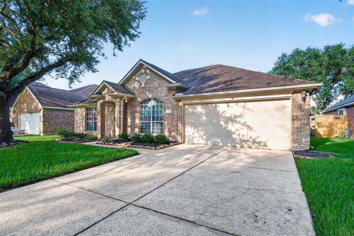 Property Photo: 827 N Wellsford Drive TX 77584