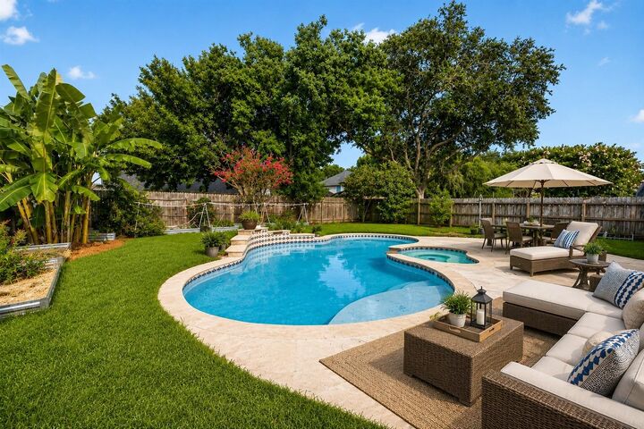 Property Photo: 827 N Wellsford Drive TX 77584