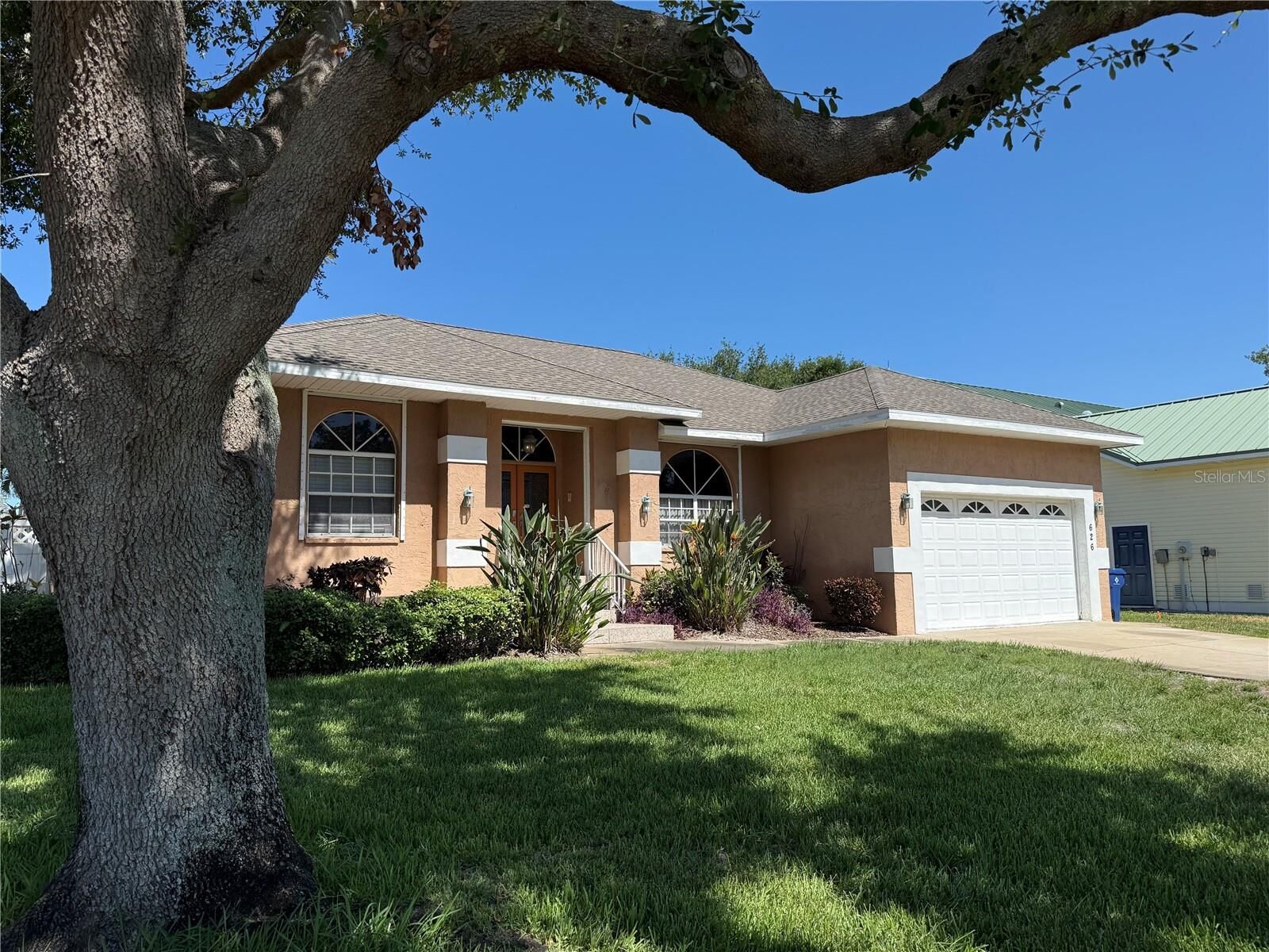 Property Photo: 626 7th Avenue N FL 33715