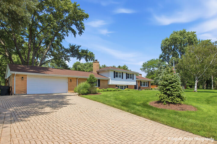 Property Photo: 152 Foxwood Lane IL 60010