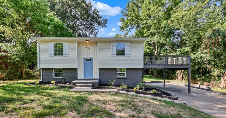Property Photo:  302 Plantation Dr  TN 37042 