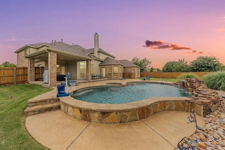 Property Photo: 1424 Bassett Hound Drive TX 76052