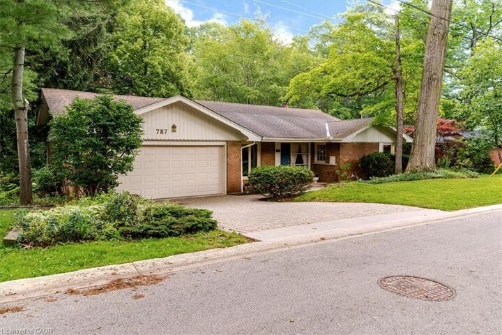 Property Photo:  787 Forest Glen Avenue  ON L7T 2L1 