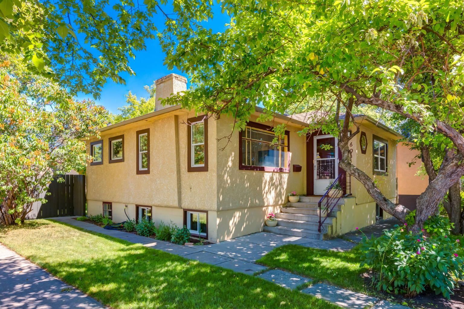 Property Photo:  604 10 Avenue NE  AB T2E 0X8 