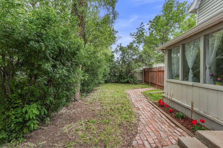 Property Photo:  405 12B Street N  AB T1H 2L3 