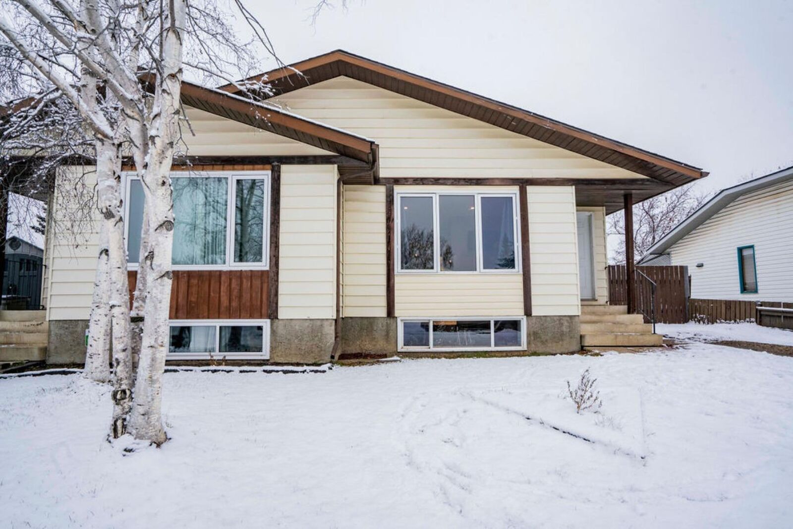Property Photo:  7101 93 Street  AB T8V 6H4 