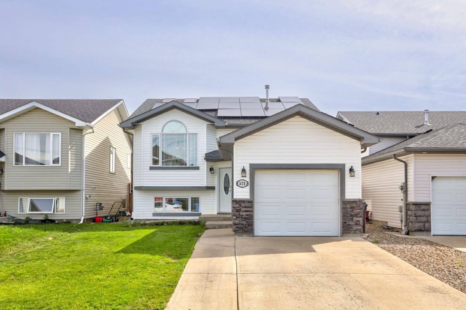 Property Photo:  571 Blackfoot Manor W  AB T1K 7W4 