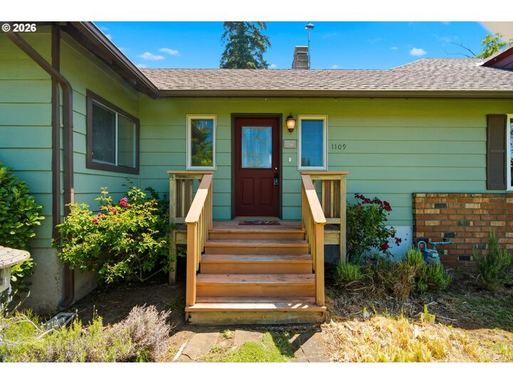 Property Photo: 1109 Country Club Rd OR 97031