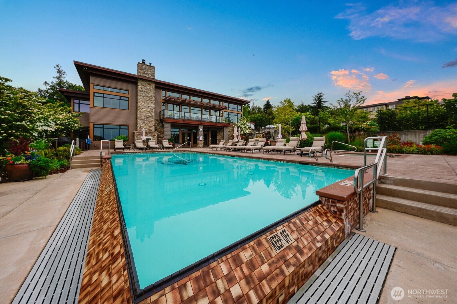 Property Photo:  51  Pine Street 202  WA 98020 