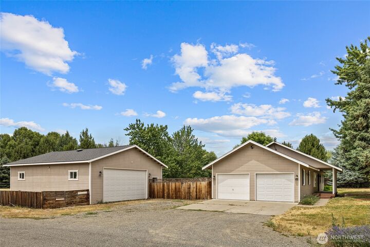 Property Photo:  611 E Kyllo Road  WA 98926 