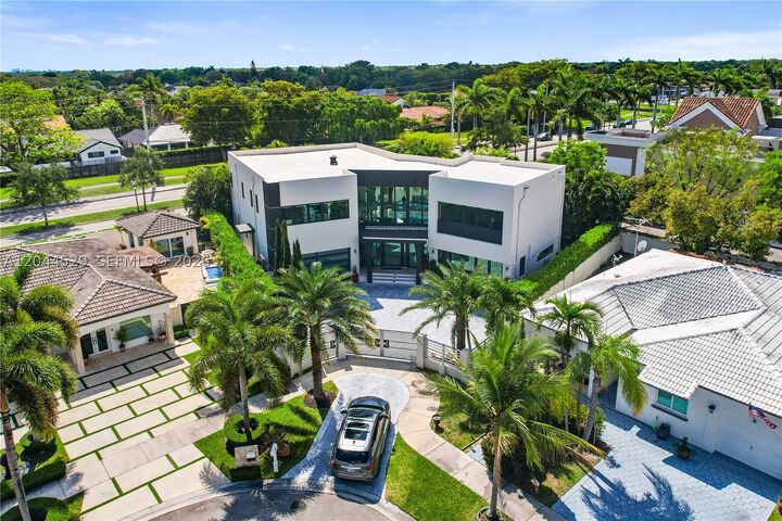 Property Photo: 15712 SW 69th Ln FL 33193