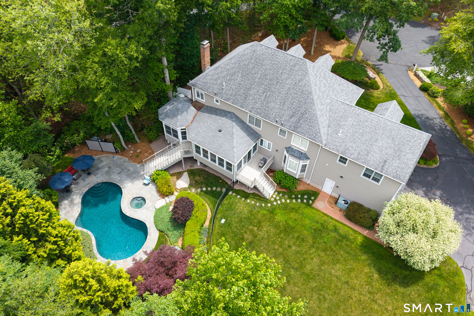 Property Photo:  11 Timber Lane  CT 06437 