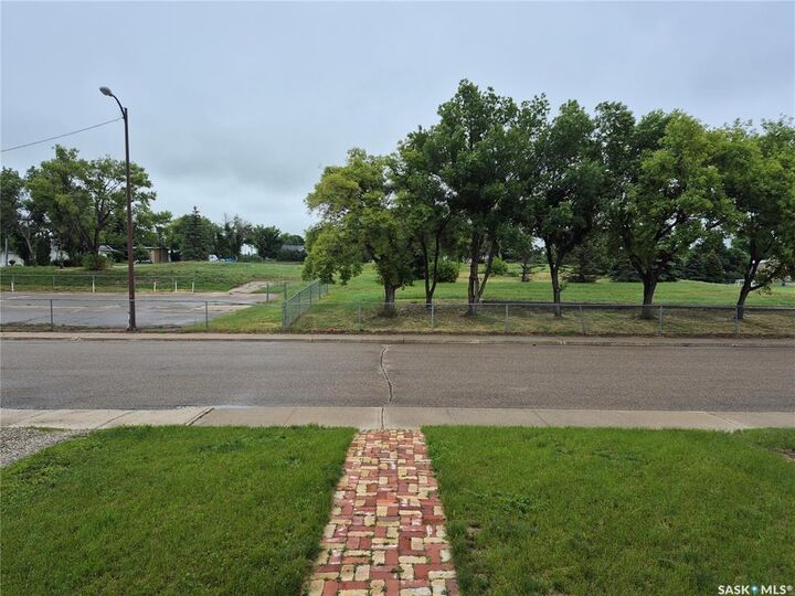Property Photo: 476 9th Avenue NE SK S9H 2R4
