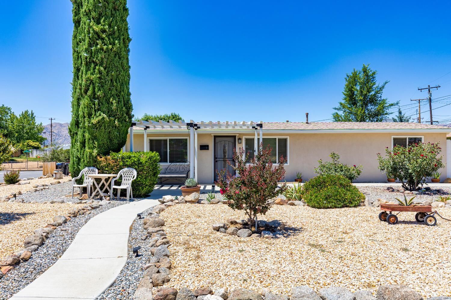 Property Photo:  825 Aspen Drive  CA 93561 