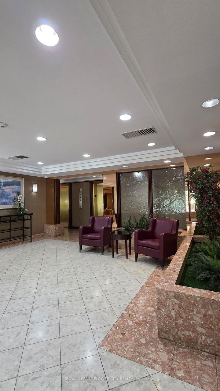 Property Photo: 24 Hanover Road 1408 ON L6S 5K8