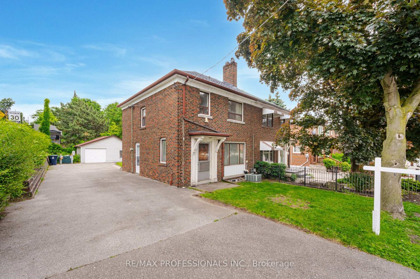 Photo de la propriété:  111 Keele Street  ON M6P 2J8 