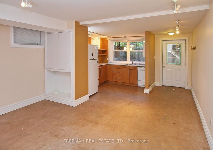 Property Photo:  27 Rossmore Road W Lower  ON M6G 2M6 
