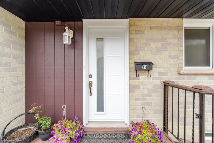 18 Gold Pine Court — photo 1