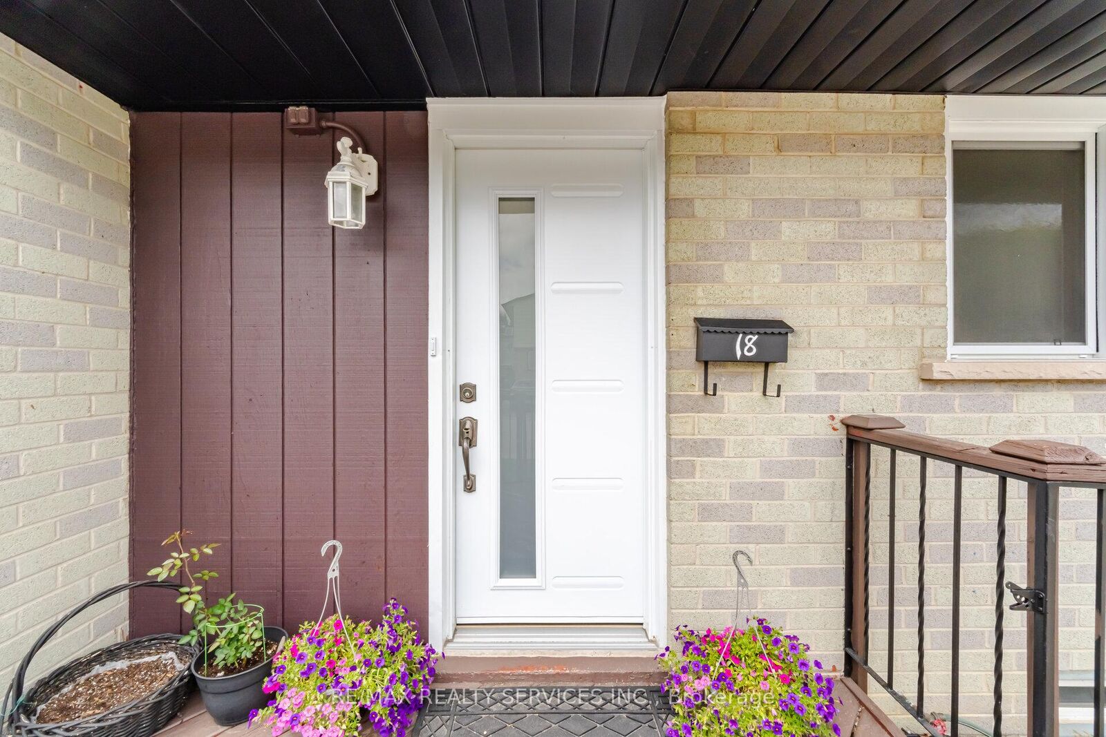 Property Photo: 18 Gold Pine Court ON L6S 2K6