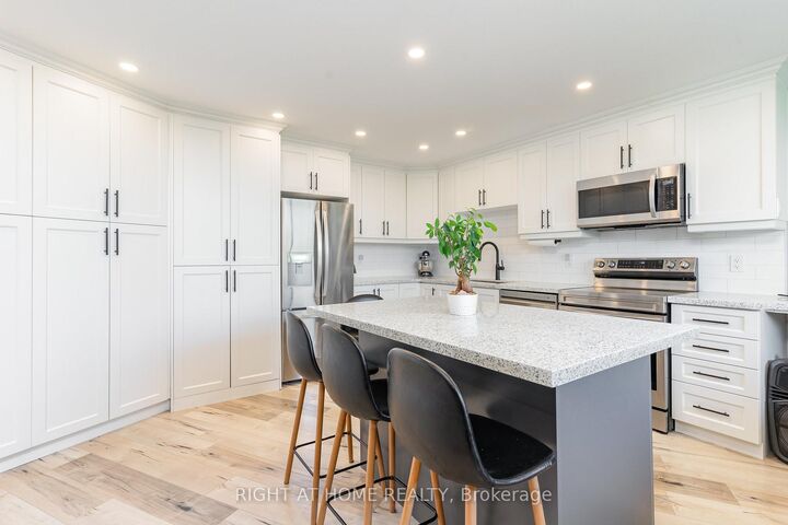 Property Photo: 530 Lolita Gardens 505 ON L5A 3T2