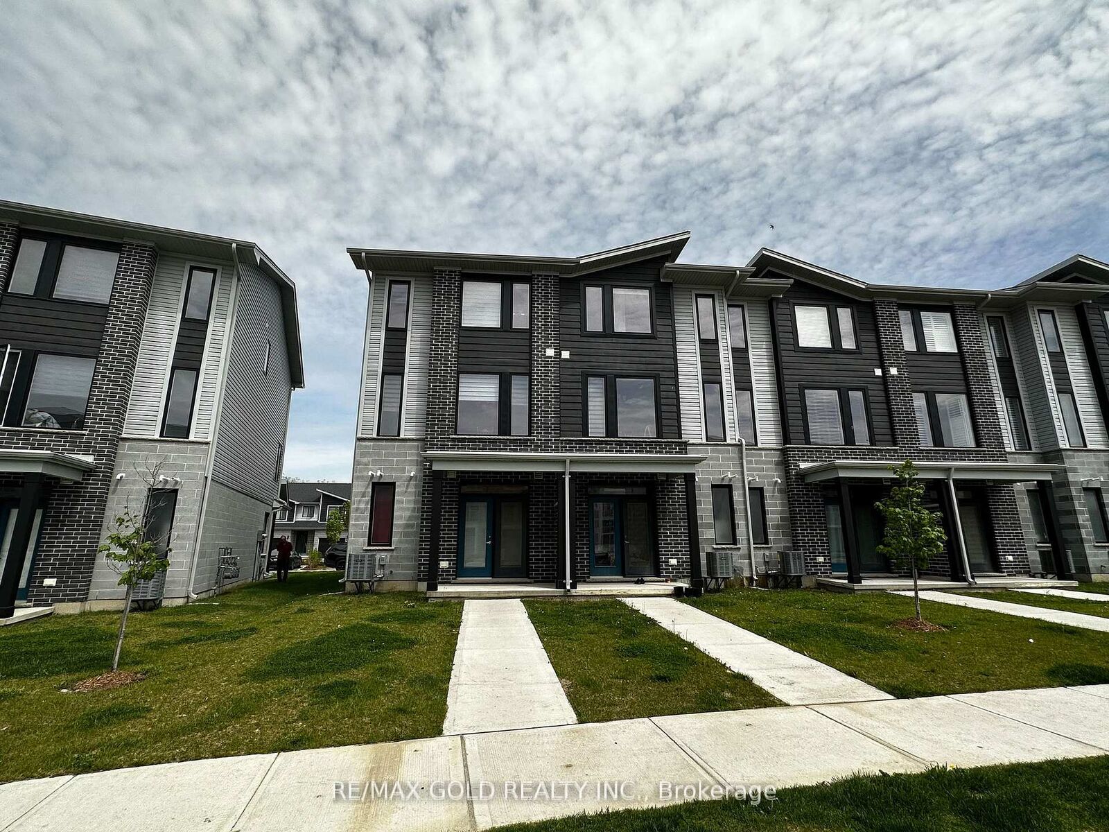 Property Photo:  177 Edgevalley Road 152  ON N5V 0C5 