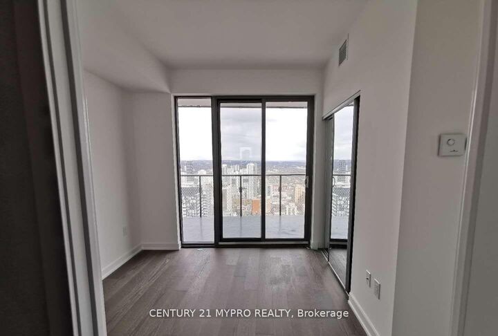 Photo de la propriété:  11 Wellesley Street W 3102  ON M4Y 1E8 