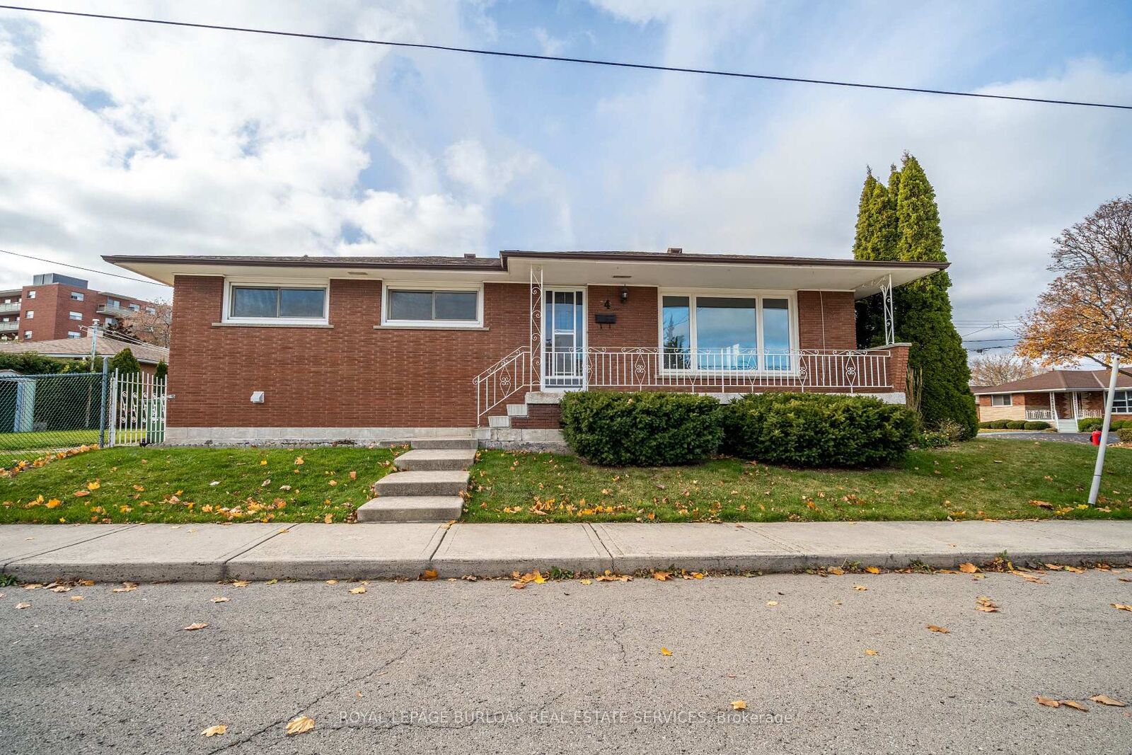Property Photo:  4 Starlight Court Upper  ON L8K 4C8 