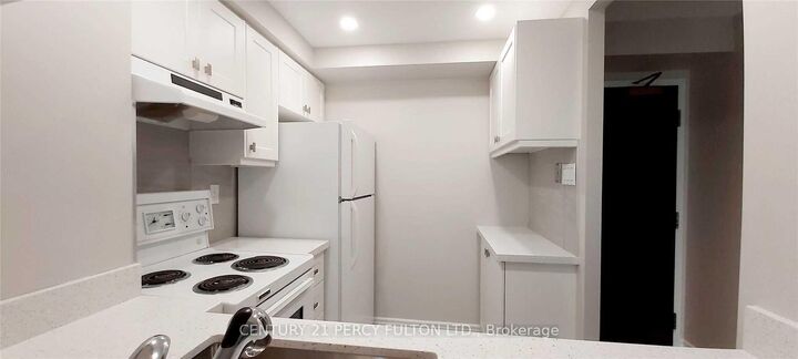 Property Photo:  736 Bay Street 1512  ON M5G 2M4 