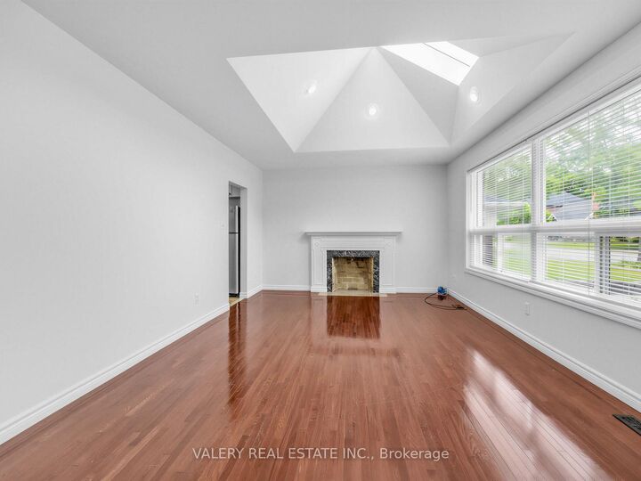 Property Photo:  1366 Applewood Road Main  ON L5E 2M1 