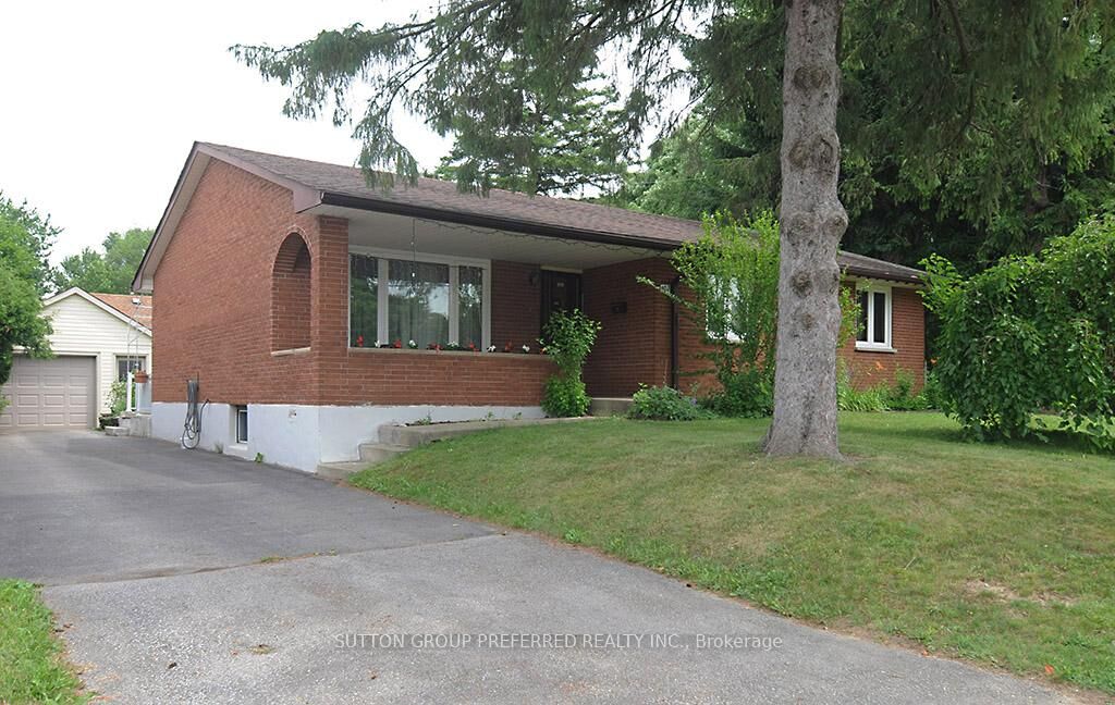 Property Photo:  802 Phyllis Street  ON N6J 2Z5 