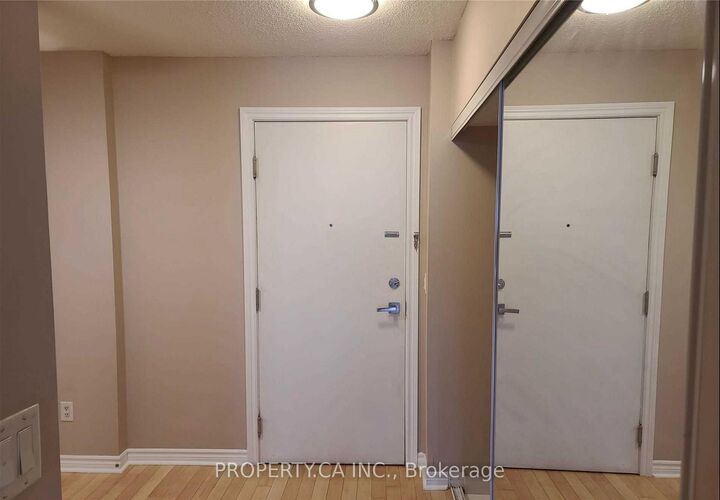 Property Photo:  250 Wellington Street W 1531  ON M5V 3P6 