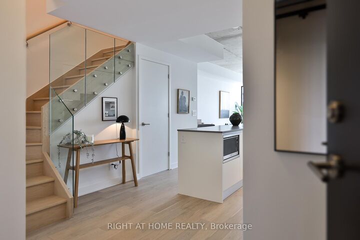 2720 Dundas Street W 604 — photo 1