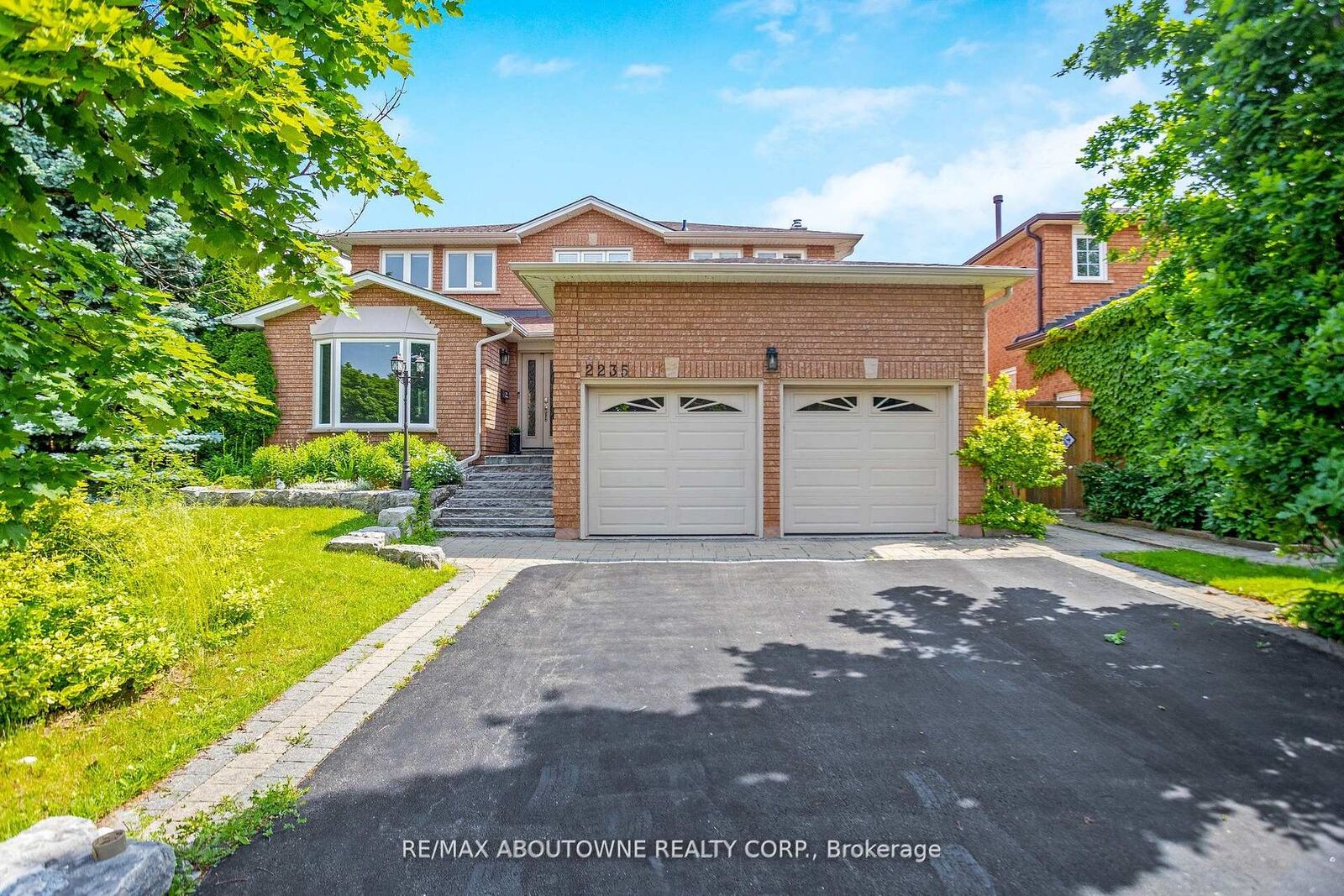 Property Photo:  2235 Grenville Drive  ON L6H 4W7 
