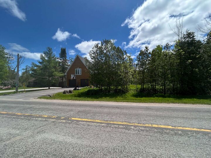 Property Photo:  593 Lakeshore Road E  ON L5G 1J4 
