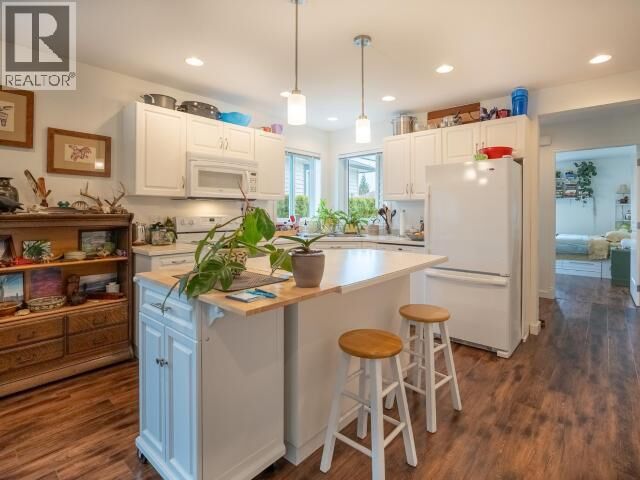 Property Photo:  4-4415 Manson Ave  BC  