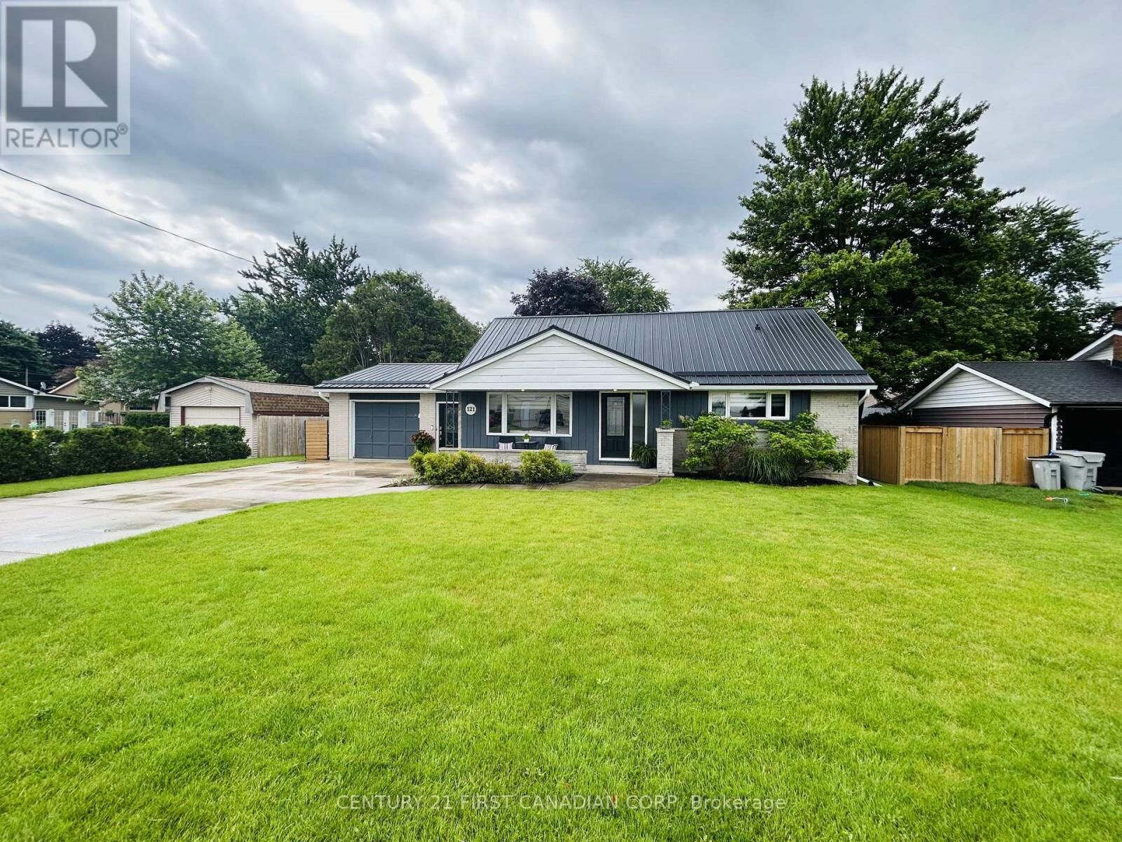 Property Photo:  121 Wellington Street West  ON N0M 1S2 