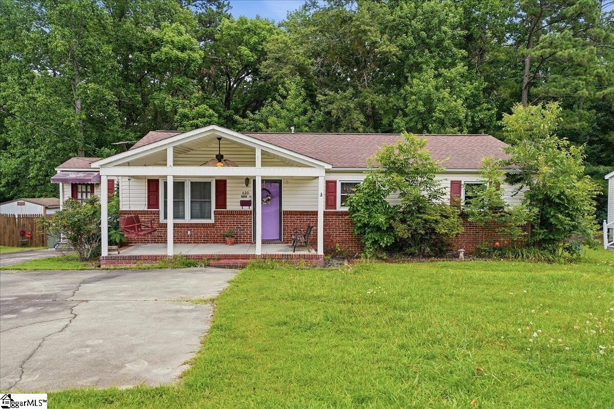 Property Photo: 420 Pineneedle Road SC 29379