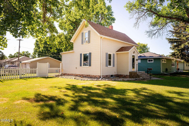 Property Photo: 1214 4th Avenue NE ND 58401
