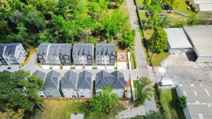 Property Photo:  5302 Kindred Garden Lane B  TX 77091 