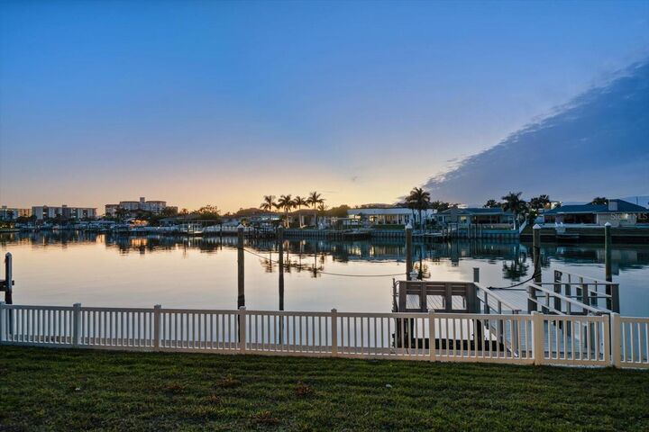Property Photo: 878 Harbor Island FL 33767