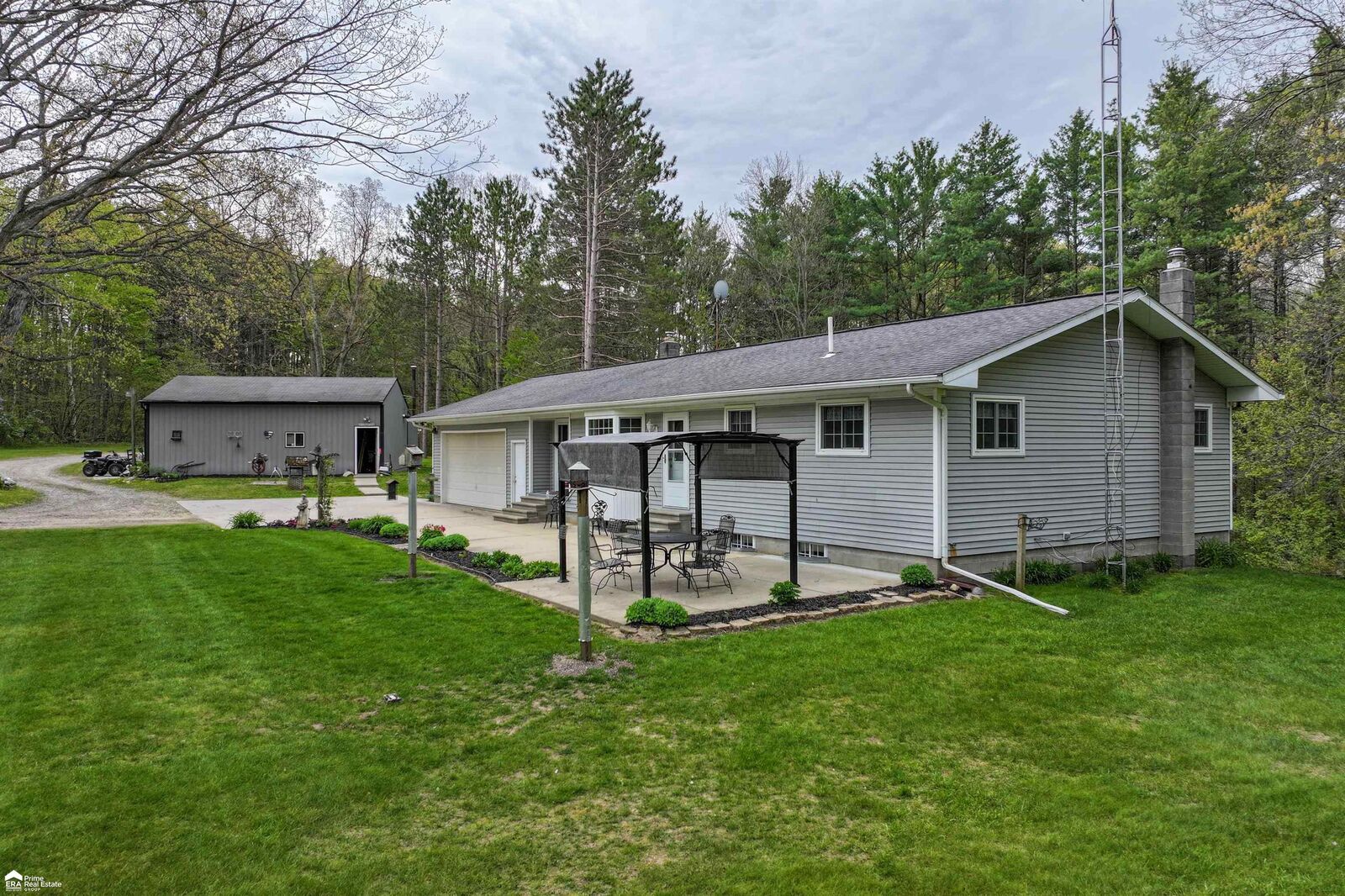 Property Photo:  3393 Pine Bluff Court  MI 48421 