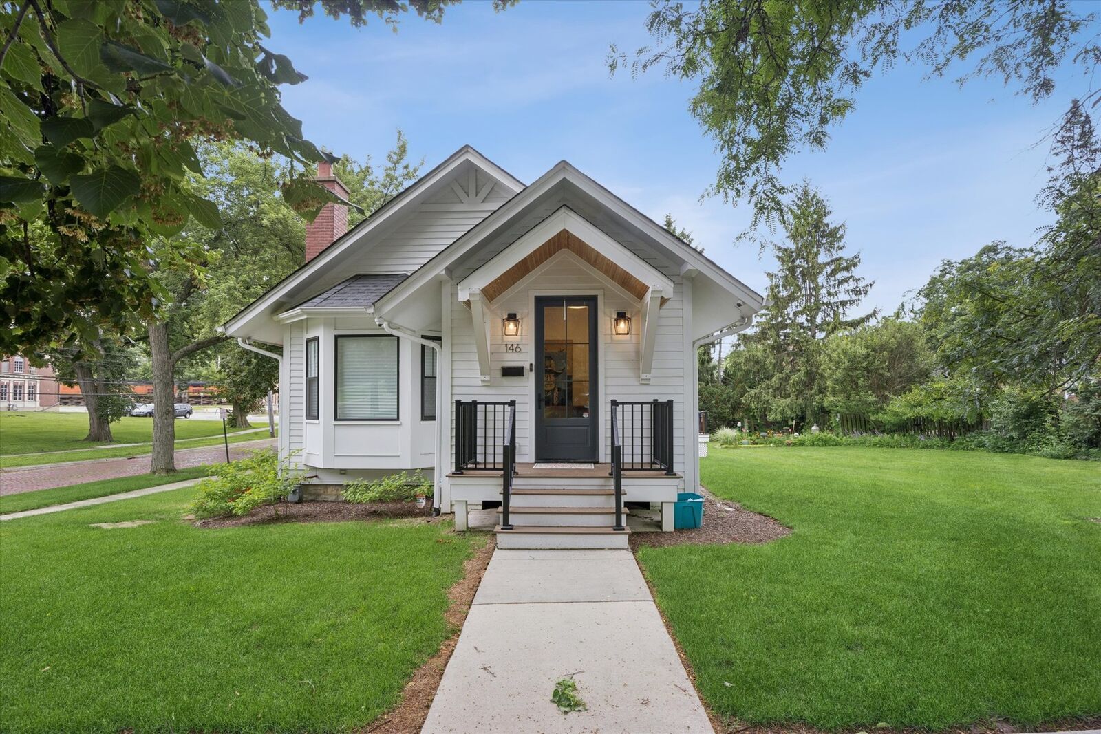 Property Photo: 146 E Maple Street IL 60521