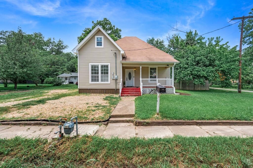 Property Photo: 1301 Locust Street TX 75428