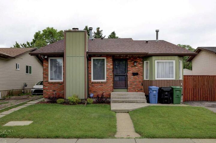 Property Photo:  376 Whitlock Way NE  AB T1Y 5C7 