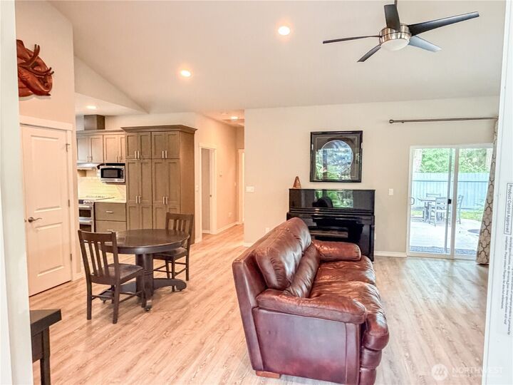 Property Photo:  2252 W  Rosecrans Court  WA 98368 